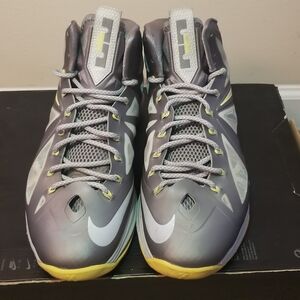 Nike Basketball High-Tops in Gray with Yellow Accents